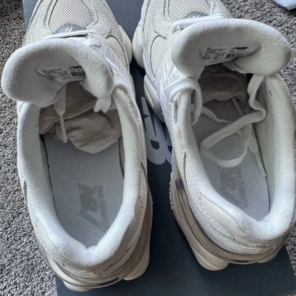 New Balance Cream Sneakers Retro-Inspired Chunky Design - Picture 5 of 7